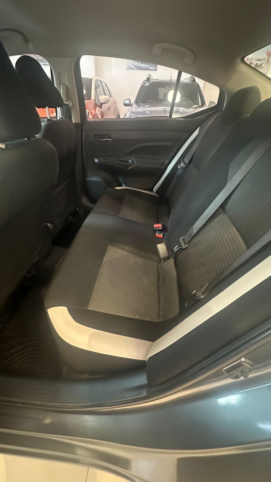 Nissan Versa miniatura 5